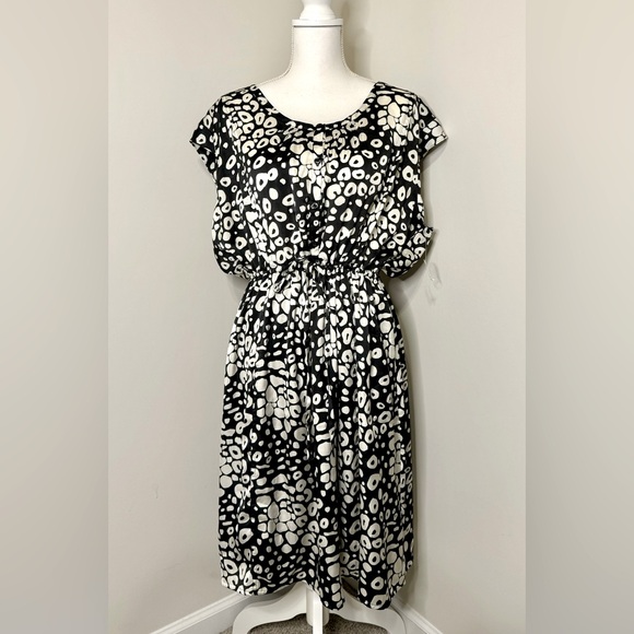Old Navy Animal Print Tie Front Dress - Picture 2 of 5